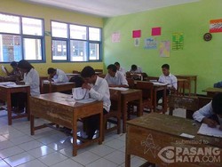 Ikut Kejar Paket C, Bapak-bapak Ini Semangat Kerjakan Soal Ujian Nasional