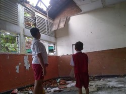 Atap Bolong dan Rapuh, Siswa SDN Malaka Sari 14 Duren Sawit Ini Khawatir