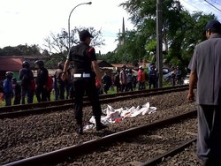 Wanita Berkaos Merah Jambu Tewas Tertabrak KA di Pasar Minggu