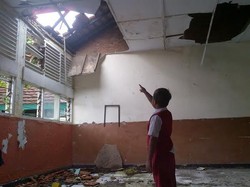 Sudah Setahun 2 Kelas di SDN Malaka Sari 14 Duren Sawit Ini Atapnya Bolong