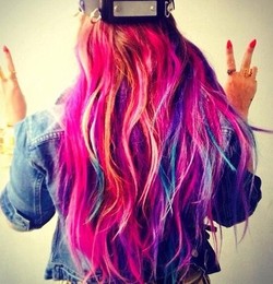 Demi Lovato Cat Rambut Warna-warni?