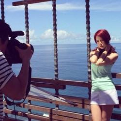 Song Ji Hyo Tampil Santai untuk Pemotretan Majalah di Bali