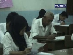 Demi Perbaiki Ekonomi, Kakek Ini Semangat Ikuti UN