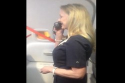 Pramugari Ini Sukses Melawak di Pesawat