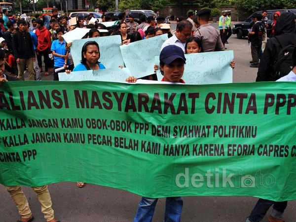 Aliansi Masyarakat Cinta PPP Demo di Bundaran HI