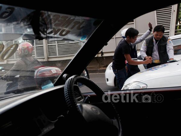 Dishub Tilang 2 Pengemudi Mikrolet