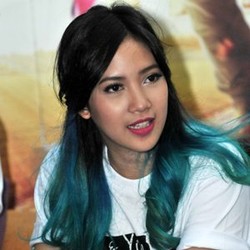 Rio Dewanto Buat Dhea Seto Grogi di Film Me and You VS The World