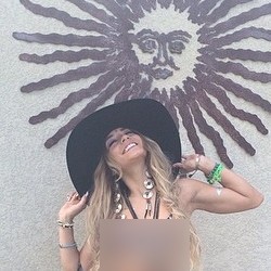 Ubah Warna Rambut, Vanessa Hudgens Pamer Bikini di Coachella