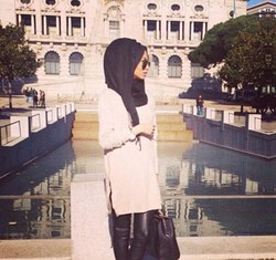 Hijab Style: Elegan dengan Stiletto Ala Rumena Rahman, Hijabers Inggris