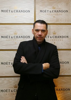 Desainer Roland Mouret Buat Koleksi Harga Terjangkau dengan Banana Republic