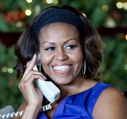 Bandana, Gaya Andalan Michelle Obama Saat Bad Hair Day