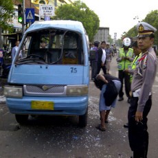 Angkot Diseruduk Truk, Dua Orang Patah Tulang