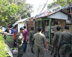 Satpol PP dan Warga Bongkar Kios di Bagus Rangin