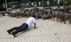 Foto-foto Aksi Bima Arya Perangi Narkoba, Ajak Satpol PP Push up 50 Kali