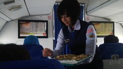 Ini Debby, Pramugari Cantik TNI AU yang Ramah Melayani Penumpang