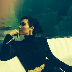 Kim Kardashian Berpose Ala Mermaid Saat Pemotretan dengan Balmain di Paris