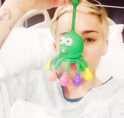 Alergi Parah, Miley Cyrus Batalkan Konser karena Dilarikan ke Rumah Sakit