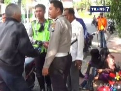 Melamun Saat Mengendarai Motor, Dua Gadis ABG Ini Tabrak Mobil