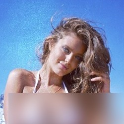 Mantan Pacar Jake Gyllenhaal Pamer Tubuh Seksi Berbikini di Instagram