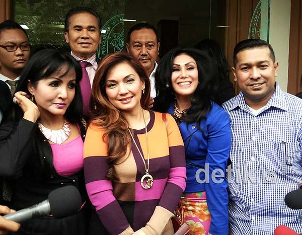 Ilal dan Machica Bersaksi di Sidang Cerai Nia Daniati