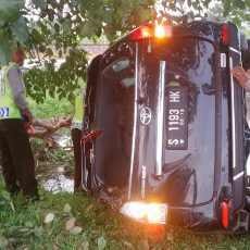 Avanza Nyemplung Tambak Diduga Sopir Mengantuk