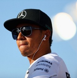 Hamilton Bidik Hat-trick Pertamanya