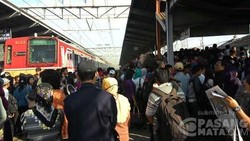 Sebagian Penumpang Demo, KRL Arah Jakarta Tertahan di Stasiun Bekasi