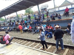 Akibat Demo di Stasiun Bekasi, Kereta ke Jateng dan Jatim Sempat Tertahan 3 Jam