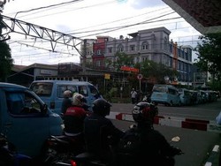 Parah! Angkot 44 Ngetem di Tengah Perlintasan KRL di Stasiun Tebet
