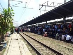 Penumpang Masih Blokir Stasiun Bekasi, Kereta Belum Bisa Melintas