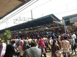 KRL Diblokir di Stasiun Bekasi, Penumpang Beralih Naik Angkot ke Kranji