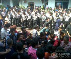 Polisi Masih Mencoba Membuka Pemblokiran Rel Kereta di Stasiun Bekasi