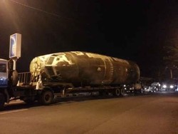 Truk Pembawa Puing Pesawat Boeing Menarik Perhatian Pengendara