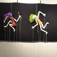 Mulut Wanita Dijahit dalam Lukisan dan Instalasi Boneka