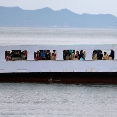 Frustrasi, Orang Tua Korban Sewa Kapal ke Lokasi Terbaliknya Kapal Korsel