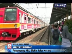Penumpang KRL Masih Blokir Jalur Kereta