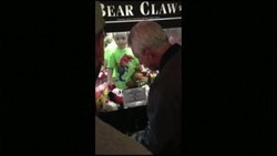 Balita Terjebak di Vending Machine Boneka