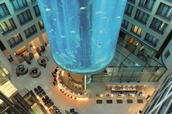 Inilah Akuarium Silinder Paling Besar Sedunia