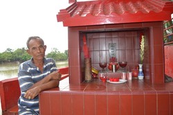 Lim Pendayung Sampan Seorang Kristiani yang Merawat Tua Pe Kong