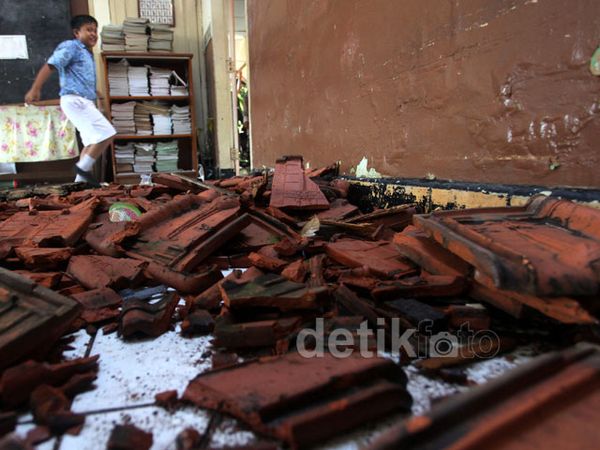 Atap Kelas SDN Malaka Sari 14 Roboh