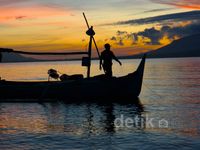 Menyambut Fajar di Pantai Boom Banyuwangi