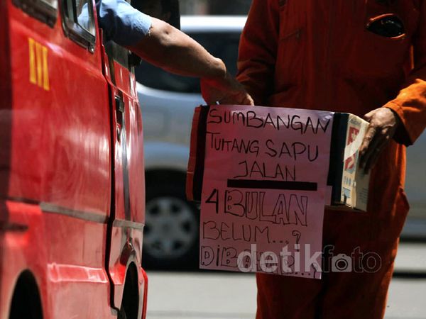 Belum Digaji, Petugas Kebersihan Minta Sumbangan