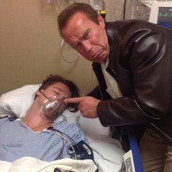 Usil! Arnold Schwarzenegger Photobomb Anaknya Setelah Operasi
