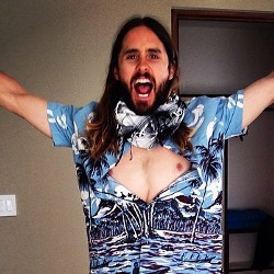 Ini Gaya Santai Ala Jared Leto