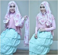 Tutorial Hijab dengan Scarf Bermotif Menutupi Dada