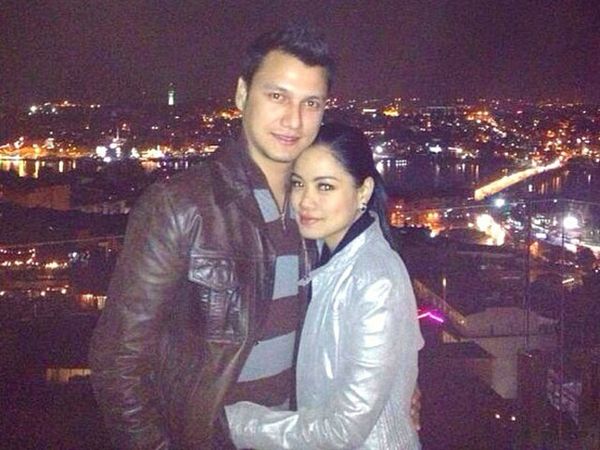 Kemesraan Titi Kamal dan Christian Sugiono di Turki