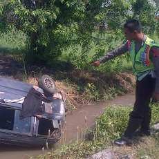 Diserempet Truk, Mobil Berisi Orang Sakit Terjun ke Sungai