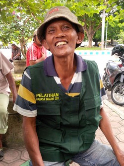 Hello! Ini Mister Slamet, Penarik Becak Asal Banyuwangi Spesialis Bule