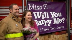 Romantis! Petugas Pemadam Lamar Kekasih Saat Latihan Evakuasi Kebakaran