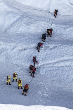 2 Pendaki Tewas dan 10 Orang Hilang Terkena Longsor Salju di Everest